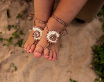 Seashell häkeln Baby barfuss Sandalen, Baby Fuß Zubehör, Baby Foto Prop, Beach Pool Fußkettchen, Lace Sandalen, Tan barfuss Sandalen