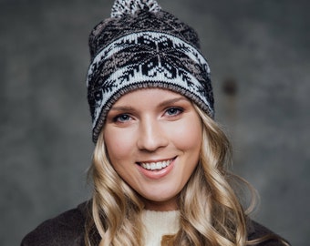 Fair isle Wool knit hat, pom pom hat ethnic style, Intarsia Scandinavian pattern knitted hat, winter beanie women, hat for skiing, Après-Ski