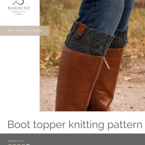 Könnte beinhalten: Strickanleitung für Stiefelstulpen. Das Muster ist nur für den persönlichen und nicht-kommerziellen Gebrauch bestimmt. Das Muster enthält Anweisungen zum Stricken eines Paares grauer Stiefelstulpen mit einem Knopfdetail. Der Schwierigkeitsgrad wird durch fünf Quadrate angezeigt, von denen vier ausgefüllt und eines leer ist.