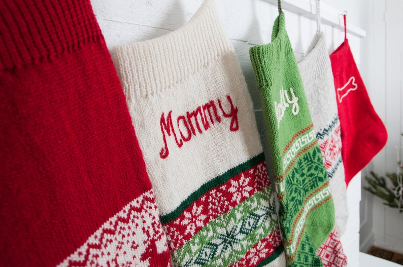 Calze di Natale personalizzate Maglia Rosso verde, Calze famiglia, Regalo di Natale unico, Calze tradizionali in lana fatte a mano, Nordico immagine 4