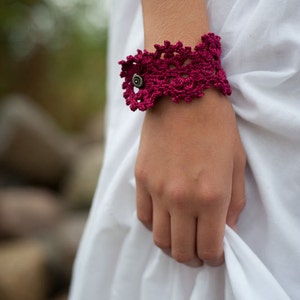 Häkelarmband, Gehäkelter Armreif, Häkelarmband, Häkelarmband, Geschenk für ein Boho Mädchen, Teenager, Frauen, mehr Farben Bild 2