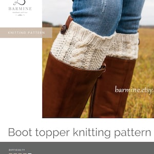 Puede incluir: Un patrón de tejido para cubrebotas. El patrón es solo para uso personal y sin fines de lucro. El patrón incluye instrucciones para tejer un par de cubrebotas en un patrón de punto de cable. El patrón está clasificado como fácil de tejer.