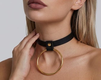 Schwarzes Lederchoker mit großem Ring, silber/gold