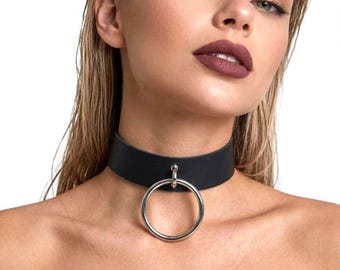 Schwarzes Lederchoker mit großem Ring, silber/gold