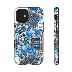 Może przedstawiać: Etui na telefon z niebiesko-białym kolażem sprzętu do sterylizacji medycznej, w tym narzędzi chirurgicznych na tacach, sterylnych pakietów, autoklawu, niebieskich rękawiczek w kształcie serca oraz napisu S.P.D. Tech.