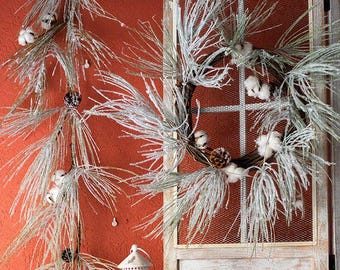 Kerstkrans of -slinger met nepsneeuw en dennennaalden