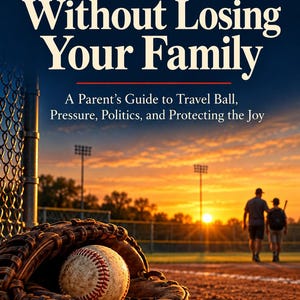 Può includere: Un libro intitolato Baseball Without Losing Your Family: A Parent's Guide to Travel Ball, Pressure, Politics, and Protecting the Joy di Daniella DeRicco, con una palla da baseball in un guantone su un campo al tramonto.