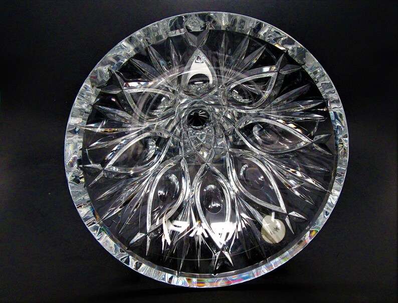 Puede incluir: Un cuenco de cristal transparente con un patr&oacute;n decorativo en forma de estrella en el fondo. El cuenco es redondo y tiene una superficie lisa y pulida.