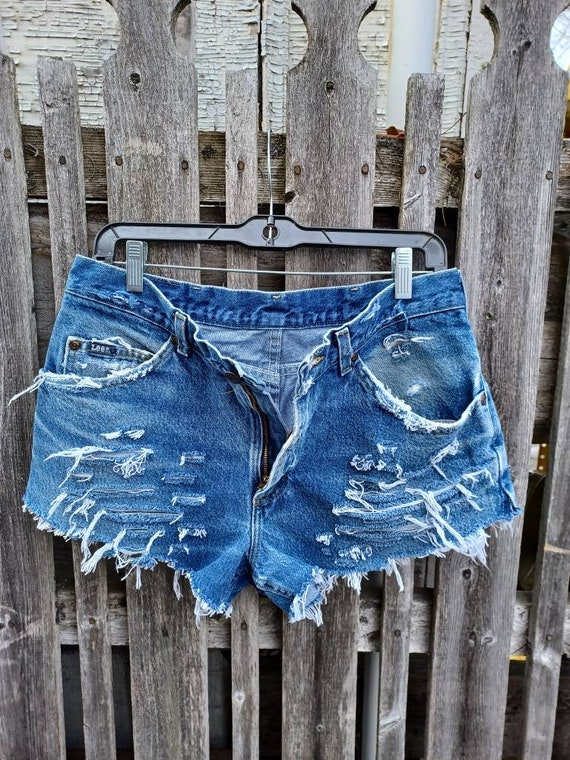 Vintage Lee distressed cut off shorts Lee daisy du