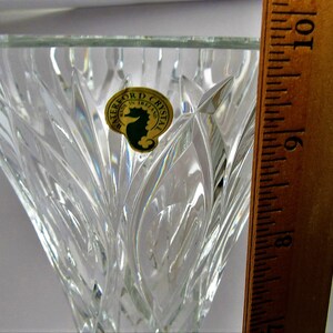 Puede incluir: Un jarr&oacute;n de cristal transparente con un dise&ntilde;o de cristal tallado. El jarr&oacute;n mide aproximadamente 15 cm de alto y tiene una etiqueta de Waterford Crystal con un logotipo de caballito de mar.