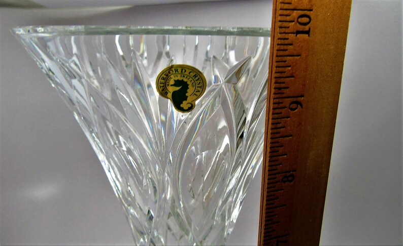 Puede incluir: Un jarr&oacute;n de cristal transparente con un dise&ntilde;o de cristal tallado. El jarr&oacute;n mide aproximadamente 15 cm de alto y tiene una etiqueta de Waterford Crystal con un logotipo de caballito de mar.