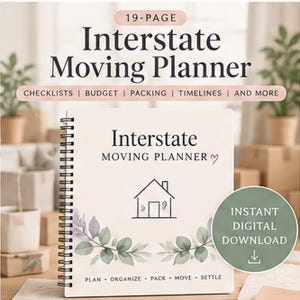 Op de afbeelding: Een 19-pagina tellende spiraalgebonden verhuisplanner met een crèmekleurige kaft, een huisicoon, groene bladillustraties en de tekst: Interstate MOVING PLANNER, PLAN, ORGANIZE, PACK, MOVE, SETTLE. Inclusief een badge voor directe digitale download.