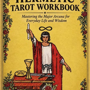 Puede incluir: Un libro titulado The Hermetic Tarot Workbook: Mastering the Major Arcana for Everyday Life and Wisdom por MythologiesArcana. La portada presenta un fondo amarillo con una figura vestida de rojo y una mesa con un cáliz, un pentáculo y una espada.