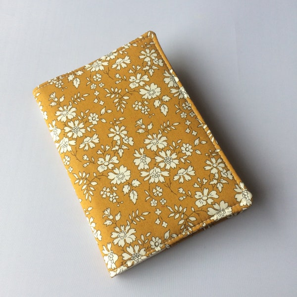 Paspoort houder/cover/portefeuille van de Liberty of London met mosterd/oker floral Tana gazon stof - handgemaakt in Cornwall door Daisy hart Creations