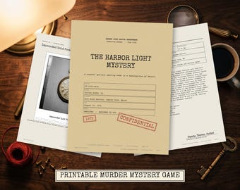 以下が含まれることがあります： 「The Harbor Light Mystery」と題された印刷可能な殺人ミステリーゲーム。黒い文字、赤い1972のスタンプ、赤いConfidentialのスタンプが押されたベージュのケースファイルと、懐中時計の写真が載った証拠書類が含まれています。
