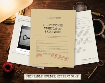 以下が含まれることがあります： 「The Poisoned Nightcap at Briarwood」と題された印刷可能な殺人ミステリーゲーム。黒い文字が書かれたベージュのケースファイル、機密スタンプ、定規の横に鍵が写った証拠写真ページが、暗い木製の表面に配置されています。