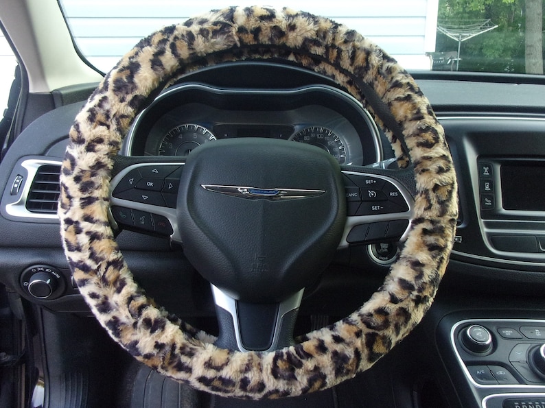 Peut inclure: Un couvre-volant en fourrure l&eacute;opard marron et noir. Le couvre-volant est fait d'un tissu doux et pelucheux et est con&ccedil;u pour s'adapter &agrave; la plupart des volants standard.