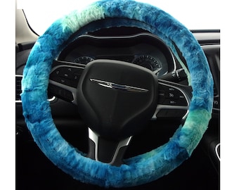 Fabricado en EE. UU. Funda para volante de Minky suave y peluda, color azul sorbete brillante - Azules y verdes claros, estampado tie-dye.