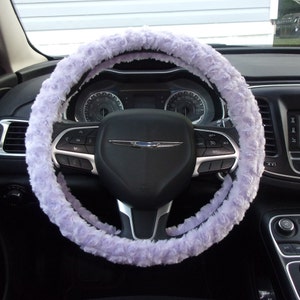 Peut inclure: Un couvre-volant en peluche lavande. Le couvre-volant est doux et moelleux, et il s'adapte à un volant standard.