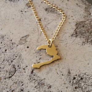 Winzige Haiti-Goldkette aus recyceltem Messing Kundenspezifische Haiti-Anhänger zierliche Metallhalskette Halskette