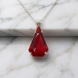 Halsketting met hanger en rode robijn | Opvallend sieraad met een fraaie Birmaanse robijn van 80-90 karaat | Hanger van sterling zilver | Inclusief verzilverde ketting