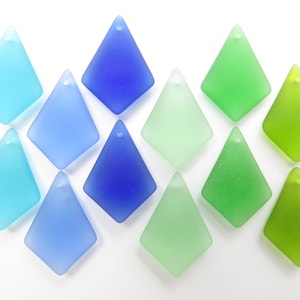 COLGANTES de vidrio marino cultivado 28x20 mm forma de diamante AZUL VERDE perforado en la parte superior 12 piezas surtidas Ideal para hacer aretes