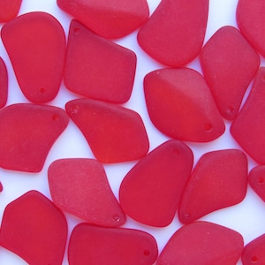 COLGANTES DE VIDRIO MARINO CULTIVO Forma libre 1&quot; Parte superior de color rojo cereza Perforado Suministro de cuentas de vidrio de playa para hacer joyas