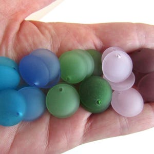 COLGANTES DE VIDRIO MARINO CULTIVO MONEDA DE 18 MM COLORES SURTIDOS Parte superior cóncava redonda Perforada Acabado mate esmerilado Suministro de cuentas para hacer joyas