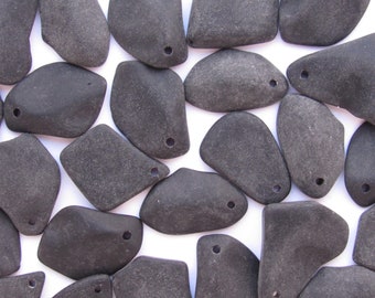 Ciondoli in vetro marino nero coltivato: perline forate a forma libera smerigliate da 1" per l'artigianato