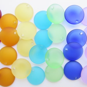 Colgantes de vidrio marino cultivado, moneda cóncava de 25 mm, colores surtidos, 28 piezas, acabado mate esmerilado, cuentas redondas, suministro para hacer joyas