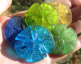 Ciondoli a forma di dollaro di sabbia in vetro di mare coltivato: colori assortiti, 40 x 36 mm (5 pendenti)