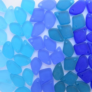 Kultivierte Sea Glass ANHÄNGER 13 - 15 mm assorted Seafoam Grün Aqua Blau Flache Form oben gebohrt Recycling Perle diy Schmuck