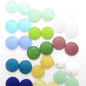 COLGANTES de vidrio marino cultivado Moneda cóncava de 18 mm Pares surtidos Perforación superior 30 piezas Suministro de cuentas Joyería de bricolaje