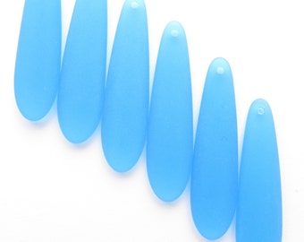 Colgantes de vidrio marino cultivado azul: cuentas perforadas alargadas en forma de lágrima (38 x 10 mm)