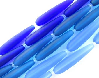 Cuentas de vidrio marino cultivado en forma de lágrima: 38 x 9 mm de largo perforadas. Colores surtidos. Suministro de cuentas en hebras.