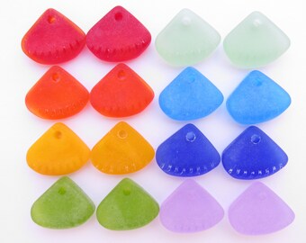 Ciondoli triangolari in vetro marino coltivato, 24 x 20 mm / Set assortiti da 8 paia di colori