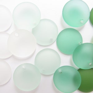 Colgantes redondos de vidrio marino cultivado de 25 mm con forma de moneda cóncava, surtidos de cuentas azules y verdes, para hacer diseños de bricolaje y joyería.