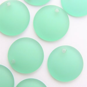 Suministro de cuentas COLGANTES de vidrio marino cultivado Moneda de 25 mm Espuma de mar cóncava VERDE AMARILLO Top perforado esmerilado para hacer joyas