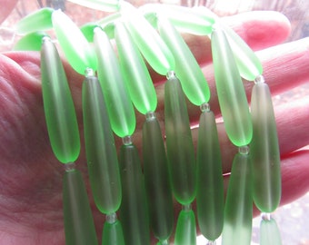 Groene druppelvormige zeeglaskralen 38 x 9 mm: mat mat sieraden maken