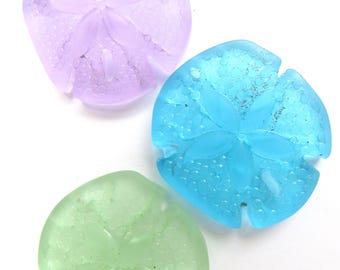Ciondoli a forma di dollaro di sabbia in vetro marino satinato: colori assortiti, 40 x 36 mm (3 pezzi)