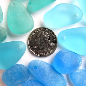 Pendenti in vetro di mare coltivato: colori a scelta, perline di ciottoli forate (22-36 mm, foro da 2 mm)