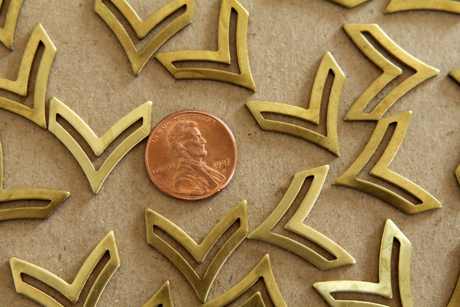 アクセサリー ORDER CHEVRON E CROWN CHARM 4 Pc. Raw Brass Single Chevron Charm: 21mm by 21mm - Made in USA
