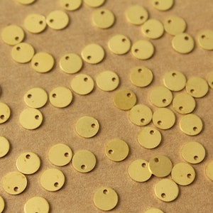 100 st. cirkelberlocker i rå mässing: 6 mm diameter | FI-641