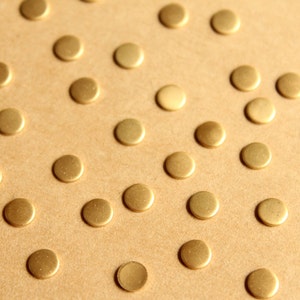 30 st. Kleine cirkels van onbewerkt messing: 5 mm diameter - gemaakt in de VS | RB-795