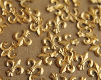 20 st. Tiny Raw Brass Fleur de Lis Stampings: 7,5 mm bij 7 mm - gemaakt in de VS | RB-180