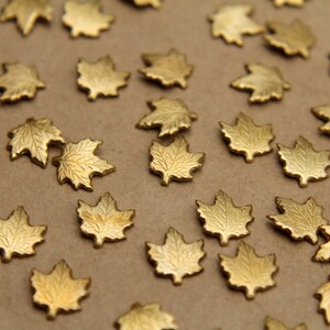 10 pièces Petites feuilles d'érable en laiton brut : 10 mm x 9 mm fabriquées aux États-Unis RB-349 image 2