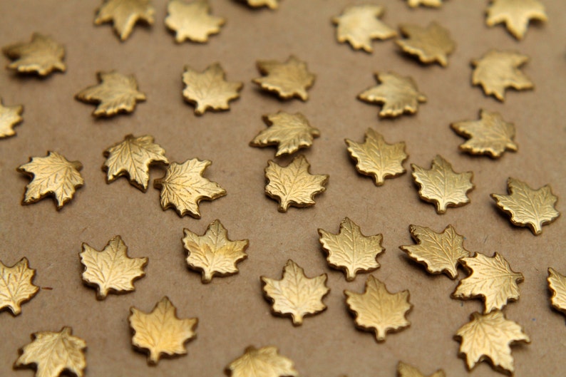 10 pièces Petites feuilles d'érable en laiton brut : 10 mm x 9 mm fabriquées aux États-Unis RB-349 image 2