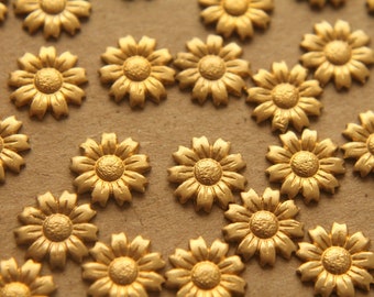 10 pièces. Petits tournesols en laiton brut : 11 mm - fabriqués aux États-Unis, marguerites florales, tournesols floraux, bouquet de plantes de jardin | RB-095