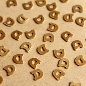 6 piezas de estampaciones pequeñas de latón crudo con la letra D (5,5 mm x 5,5 mm), fabricadas en EE. UU. / RB-1171