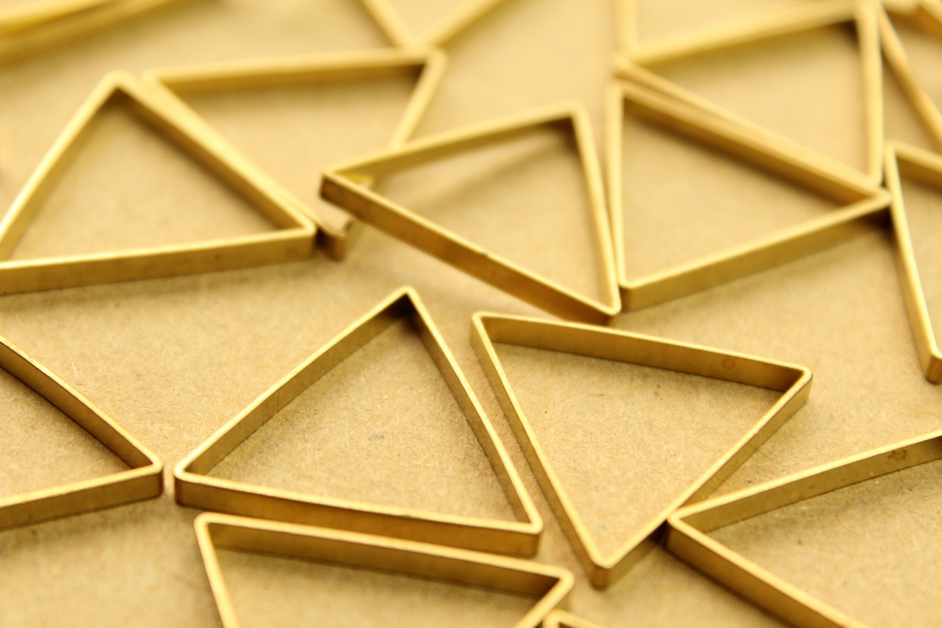 MOTHERLAKELAKE lynch.ブラトラ Black Triangle 16 Pc. Raw Brass Triangle Links: 25mm Thick Trianlge Links